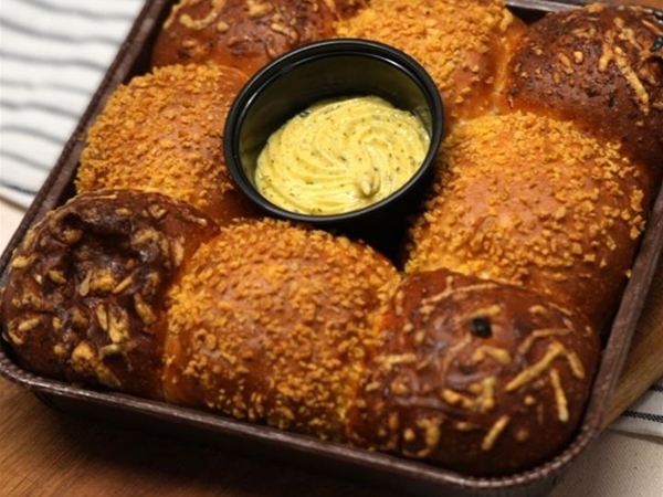 Brioche breekbroodje met kruidenboter