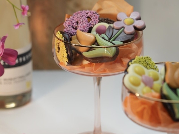 Wijnglas gevuld met choco